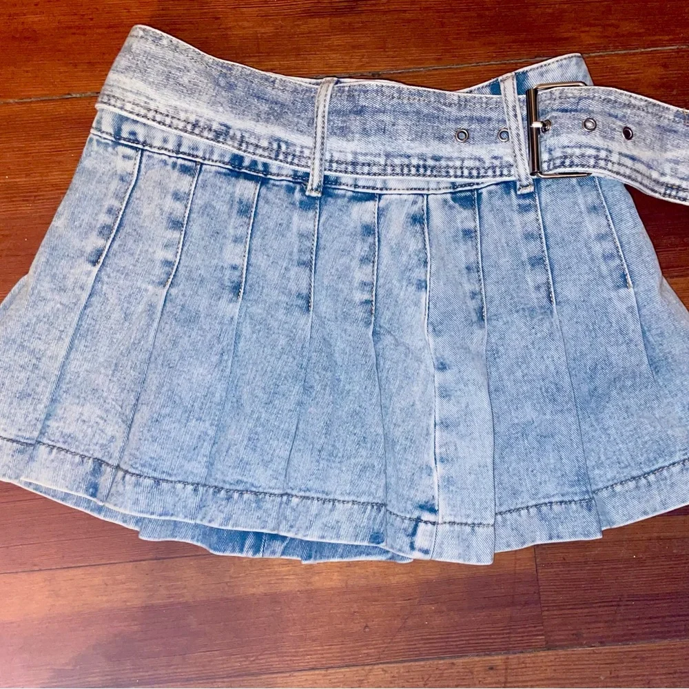 Sincerely Jules Light Blue Pleated Mini Skirt - Picture 1 of 3